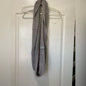 Calvin Klein Elegant Gray Knit Scarf